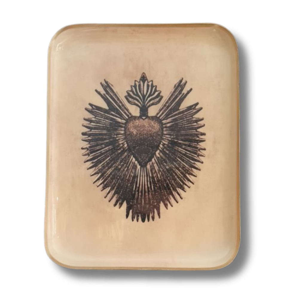  Noori VOTO dekorbrett med hellig hjerte-symbol i svart trykk på lys beige bakgrunn.