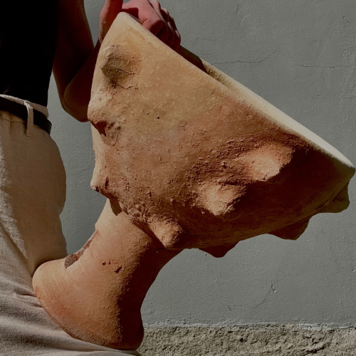 Stor Wadi terrakotta krukke båret i hendene – håndlaget urne fra Marokko