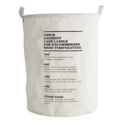 House Doctor vaskekurv med grafisk vaskeanvisning – nærbilde av tekstprint i sort på naturfarget stoff.