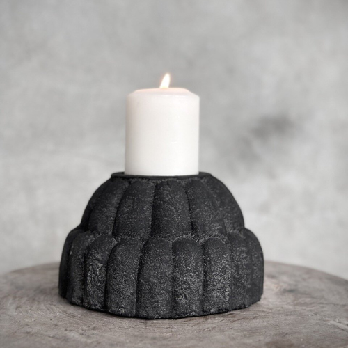 Wati lysholder i svart støpejern med antikk finish fra Noori Objects