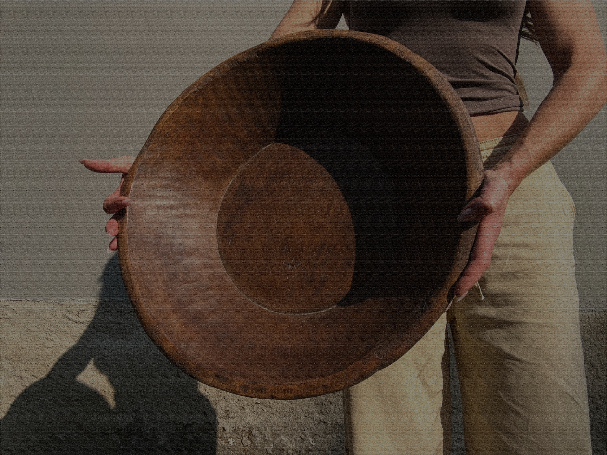 Stor vintage trefat holdt av person – viser størrelse og form