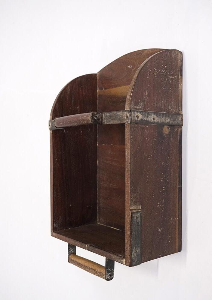 Close-up sidevisning av Yang vegghengt vinhylle laget av gjenbrukstre.