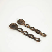 Håndlaget Zoe salatbestikk i mørkt mangotre med vridd skaft fra Olsson &amp; Jensen.