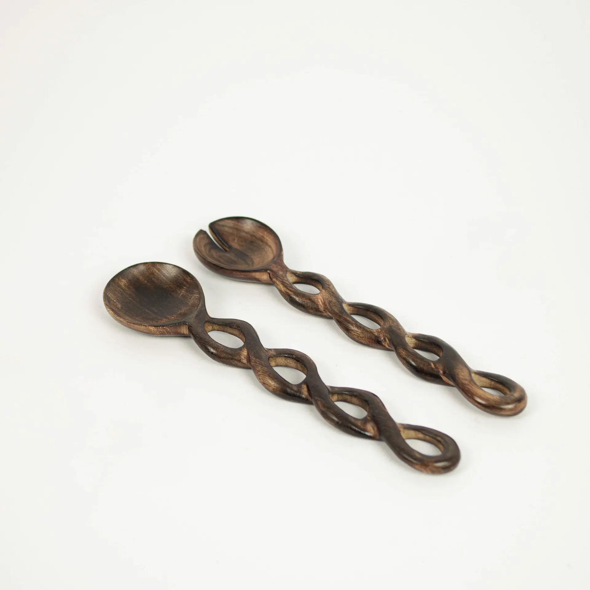 Håndlaget Zoe salatbestikk i mørkt mangotre med vridd skaft fra Olsson &amp; Jensen.